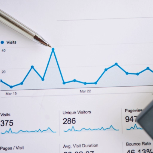 Longue traine SEO Marseille Statistiques de longue traine SEO sur un papier avec un stylo