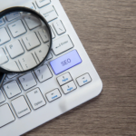 Recherche sur un moteur de recherche avec un clavier et une loupe