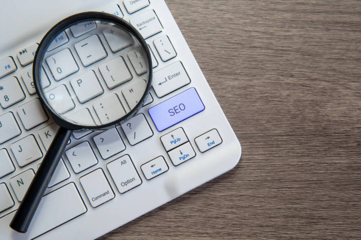 Recherche sur un moteur de recherche avec un clavier et une loupe