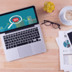Ordinateur ouvert présentant le SEO avec des analyses sur le bureau