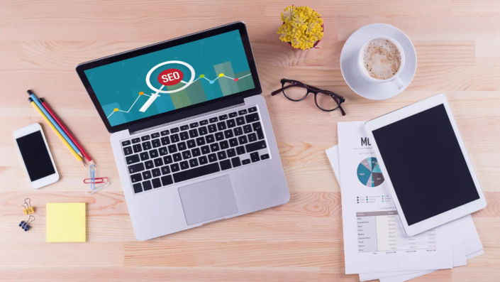 Ordinateur ouvert présentant le SEO avec des analyses sur le bureau
