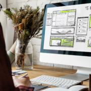 Homme analysant du trafic d'un site internet