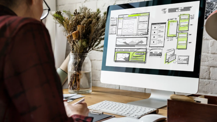 Homme analysant du trafic d'un site internet
